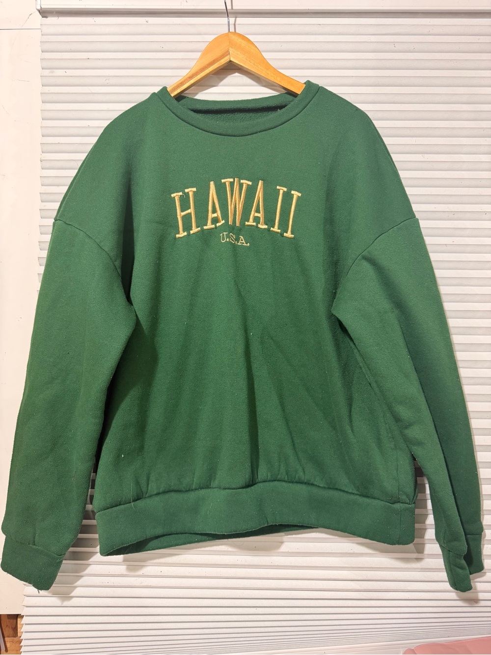 SHEIN Green Crewneck Sweater with 'HAWAII U.S.A.' Embroidery